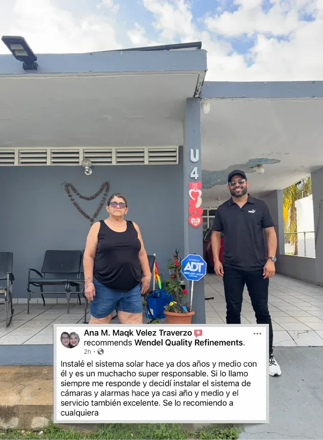 Wendel junto a Ana Vélez Traverso frente a su casa, con su recomendación en Facebook