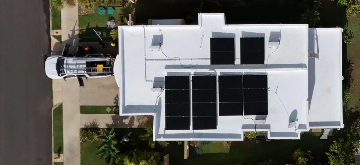Vista aérea de un techo con placas solares instaladas